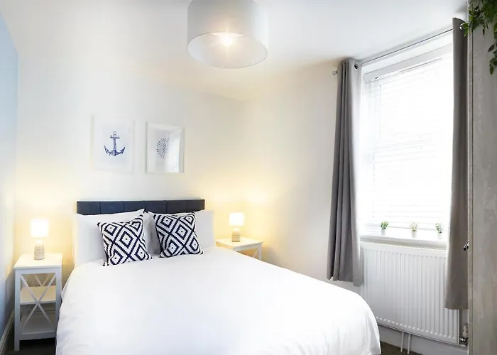 Beautifully Furnished 4-Bed Townhouse On South Cliff